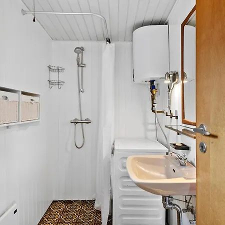2 Bedroom Gorgeous In Semesterbostad *